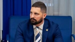 Leković: Besmisleno polemisati sa onima koji na metar od grobnice postave kontejnere