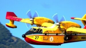 Stigao kanader iz Hrvatske, gasi požar iznad Čanja i Buljarice