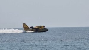 Kanader iz Hrvatske gasi požar iznad Čanja i Buljarice, stigla pomoć iz Italije