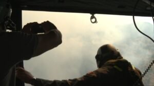 Ekipa TVCG sa vojnicima u akciji gašenja požara