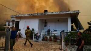 Najmanje tri osobe poginule, hiljade raseljenih zbog požara širom južne Evrope
