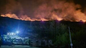 Još jedna besana noć za vatrogasce: Branili kuće u Piperima, Kulima, Mrkama i Tuzima