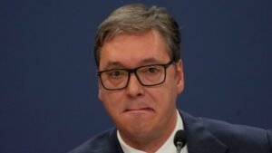 Vučić: Povrijeđeno 64 građana u prostorijama SNS u Novom Sadu, 16 policajaca