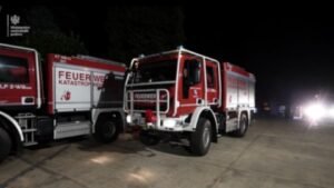 Tim iz Austrije sa 15 specijalizovanih vozila gasi požare