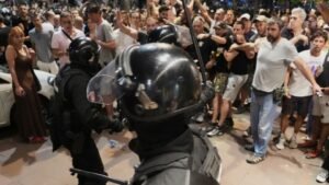 SRBIJA: Skupovi i večeras u više gradova, demonstranti demolirali prostorije SNS-a u Novom Sadu