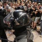 Skupovi i večeras u više gradova, demonstranti demolirali prostorije SNS-a u Novom Sadu