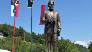 Nakon otkrivanja spomenika Pavlu Đurišiću, mještani ga prenijeli u crkvu