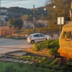 VIDEO: Voz ide, rampa spuštena – ugrožena bezbjednost pješaka i vozila u barskom naselju Šušanj