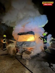 Vozilo potpuno uništeno u požaru na putu Slijepač most -Tomaševo