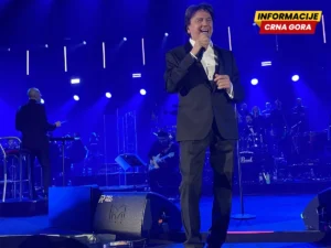 Spektakl u Sarajevu: Zdravko Čolić uz pratnju 60 muzičara i pjesmom “Produži dalje” počeo koncert u prepunoj Zetri