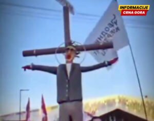 Na protestu u Nišu lutka sa Vučićevim likom okačena na krst: “Novomučenik”, šake obojene u crveno