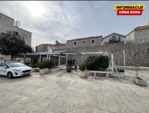 Nakon pune decenije: Počelo uklanjanje tendi uz zidine Staroga grada u Budvi