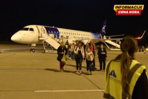 Na podgorički aerodrom sletio avion sa evakuisanim građanima