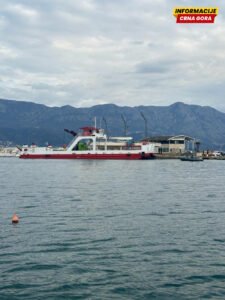 Morsko dobro dovelo trajekt u Budvu: Opština nam blokira prilaz luci