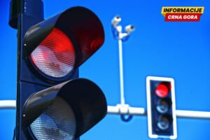 Prošao kroz četiri crvena svjetla i vožnja bez dozvole: Kažnjen sa 15 dana zatvora i 300 eura