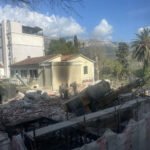 Budva: Žuta kuća porušena, Slovinići pitaju kako je to investitoru omogućeno da dovede mašine