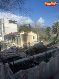 Budva: Žuta kuća porušena, Slovinići pitaju kako je to investitoru omogućeno da dovede mašine