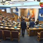 Prekinuta sjednica Skupštine, poslanici prišli Pejovićevom stolu nakon što je oduzeo riječ Aleksandri Vuković Kuč