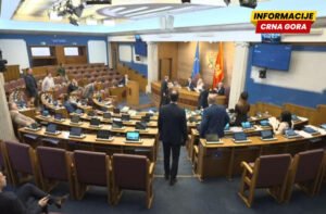Prekinuta sjednica Skupštine, poslanici prišli Pejovićevom stolu nakon što je oduzeo riječ Aleksandri Vuković Kuč