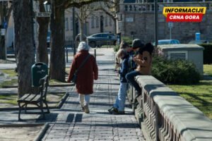 Mladi muškarci i pokorna žena