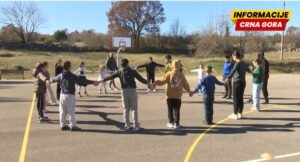 Umjesto uz telefone, djeca u Kučima slobodno vrijeme provode pomažući u kućnim poslovima