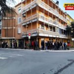 Građani se često vraćaju neobavljena posla: Neuslovne prostorije i manjak šaltera stvaraju redove ispred MUP-a u Tivtu