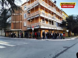 Građani se često vraćaju neobavljena posla: Neuslovne prostorije i manjak šaltera stvaraju redove ispred MUP-a u Tivtu