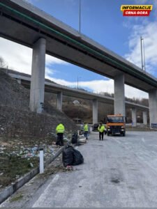 Počela akcija čišćenja: Velike količine otpada uz put Mateševo – Kolašin