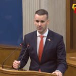 Niske uvrede na Premijerskom satu: “Lažovi”, “pudlice”…; Spajić: DPS koči put u EU zbog interesa Rusije; Nikolić: Za ozbiljnu debatu treba ozbiljan premijer