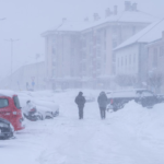 U Korenici palo 80 cm snijega. “Situacija se ne poboljšava. Stalno se vrtimo u krug.”