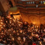 Veliki broj vjernika na ceremoniji spuštanja Blagodatnog ognja u Jerusalimu
