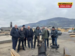 Firma ide u stečaj, radnici ne priznaju otkaze: Dio zaposlenih u ŠIK “Lim” danima loži drva umjesto da ih prerađuje