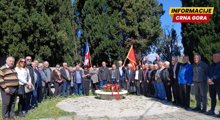 Položeno cvijeće na spomenik strijeljanim rodoljubima na Vrelima...
