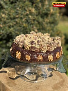 Čokoladna torta sa šljivama i rakijom: bogat desert za posebne...