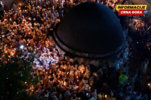 Veliki broj vjernika okupio se da dočeka spuštanje Blagodatnog…