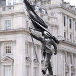 Statua sa potpisom Benksija postavljena u Londonu