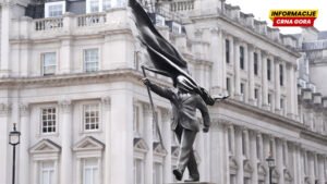 Statua sa potpisom Benksija postavljena u Londonu