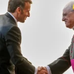 Papa Lav XIV na sastanku sa Makronom, na poklon dobio košarkaški dres, mape i knjige