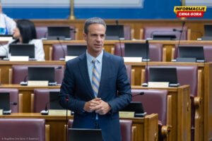 Mugoša objavio diplomu: Očekujem da to urade i članovi Vlade, direktori državnih preduzeća…