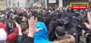 Beograd: Incidenti i sukobi policije i građana na protestu ispred Rektorata