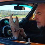 Sandi Cenov spaja muziku i brzinu u novom singlu “Kofer adrenalina”