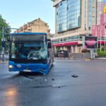 Sudar gradskog autobusa i automobila na Bulevaru Svetog Petra