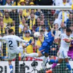 Čelsi bez trenera, ali sa kartom za finale: Fernandes srušio Lids na Vembliju