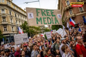 Protest u Pragu: Građani brane medije od političara