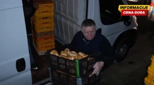 Slovački premijer Robert Fico učestvovao je tokom minule noći u radu pekare, preuzimajući ulogu dostavljača peciva, što je objavljeno danas, 1. maja. Njegov angažman u noćnoj smjeni, gdje je obavljao fizičke poslove utovarivača i pratioca dostave, predstavljao je gest solidarnosti sa radnicima. Fico je tom prilikom pratio vozača koji je razvozio pekarske proizvode, lično se angažujući u svim manuelnim aspektima procesa isporuke.