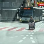 Neuobičajeni Saobraćajni Događaj u Splitu: Viralni Snimak Starije Žene u Električnim Kolicima Osvojio Region