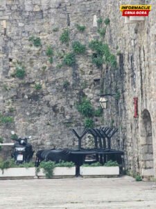 MZ Stari grad Budva: Ograničenje od 65 decibela je mrtvo slovo na papiru, zvučnici skrivani, prekrivani kesama…