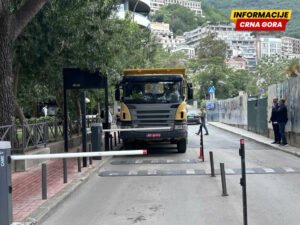 Opština Budva i Parking servis se oglušili o sudsku odluku: Slovinićima blokiran prilaz, traže dva miliona eura
