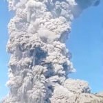 Erupcija vulkana Dukono u Indoneziji, izbacio pepeo pet kilometara u visinu