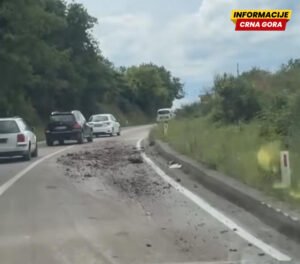 Identifikovan vozač kamiona sa koga su ispale gomile zemlje i kamenja, put ka Reževićima bio zatrpan